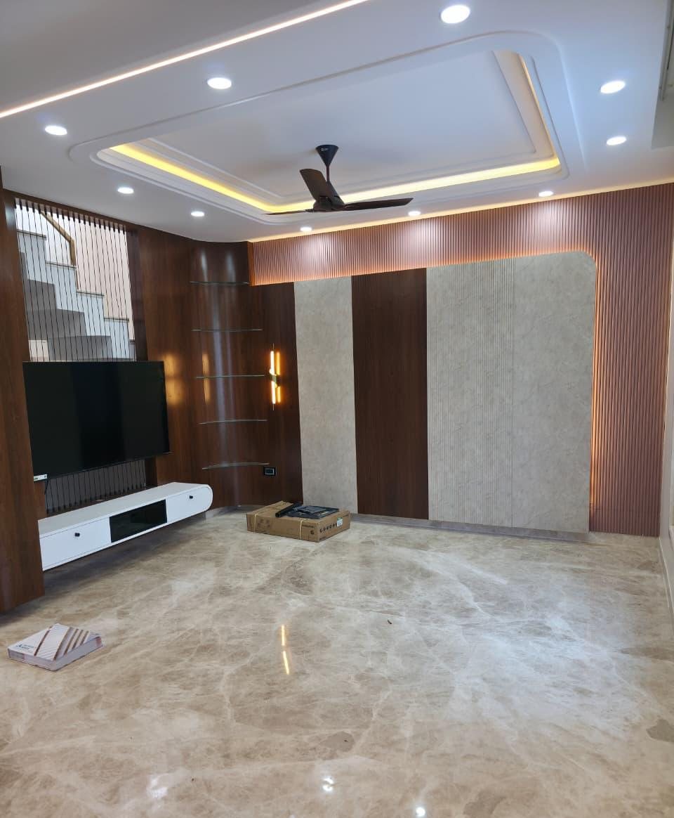 Living room TV wall with fluted panels, stone cladding and curved glass shelves